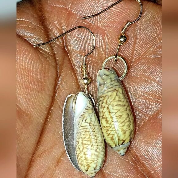 Beautiful seashell dangle earrings for girls and women - Picture 4 of 7